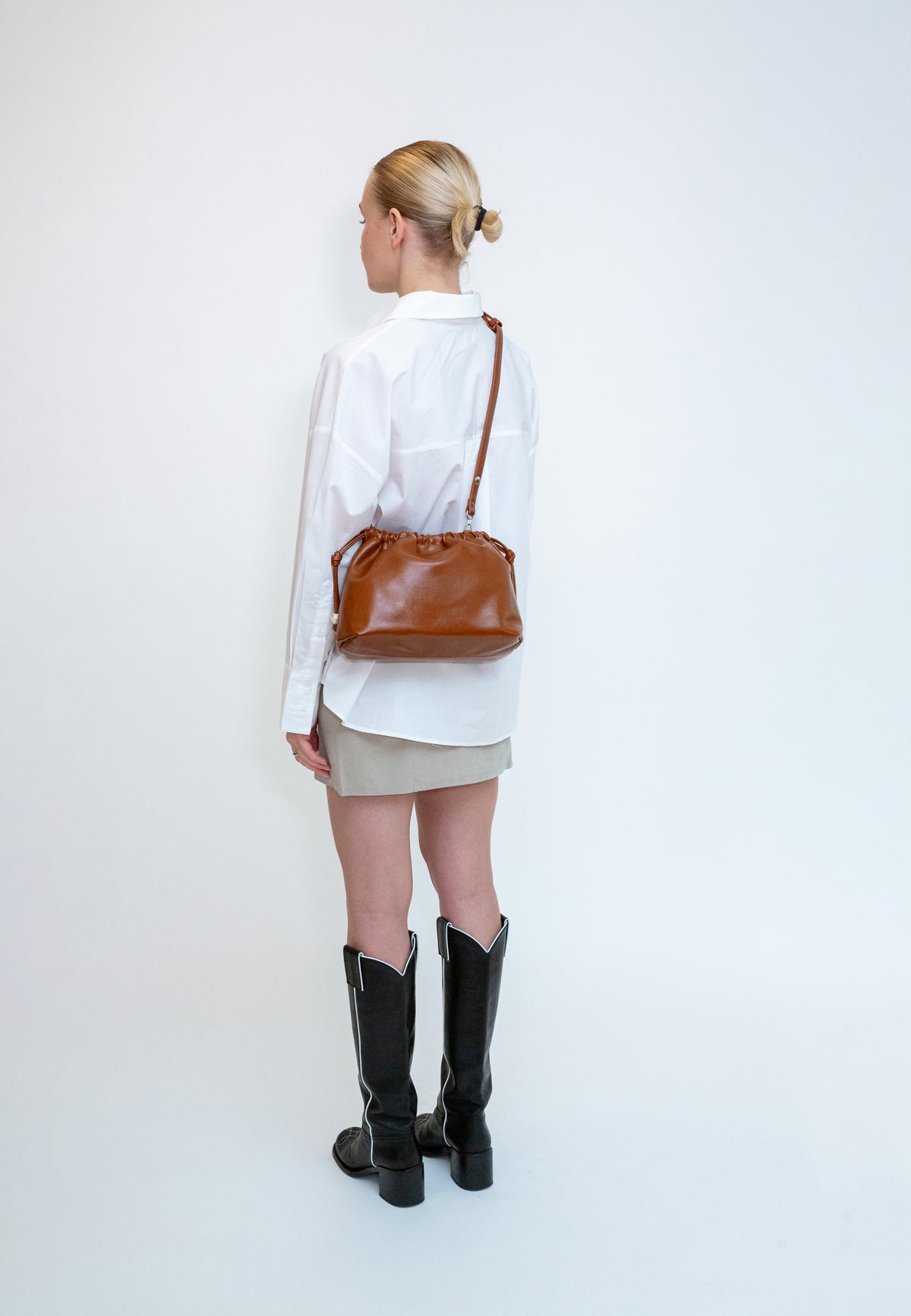 HVISK Arcane Glossy Clutch 499 Brown Amber