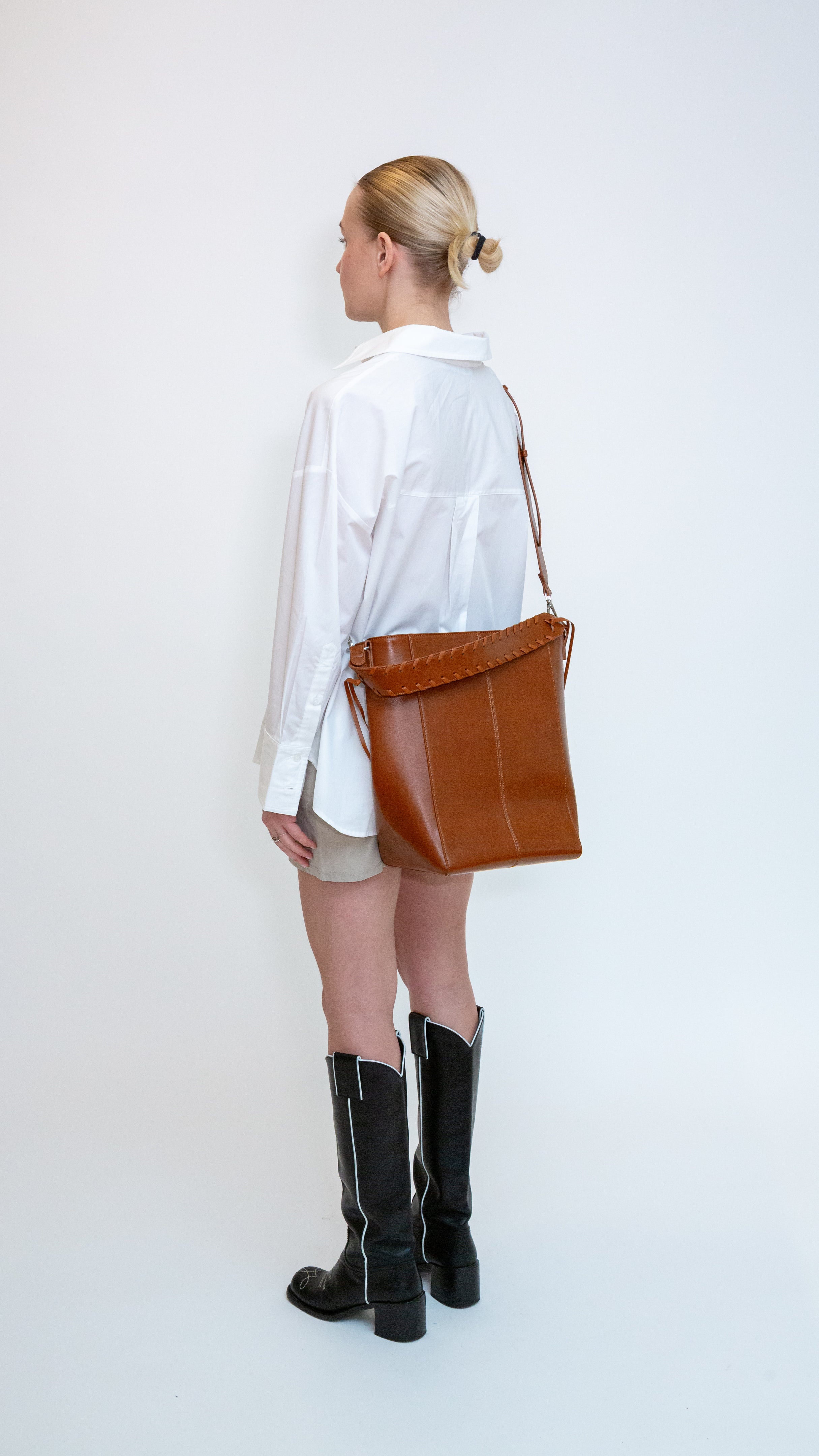 HVISK CASSET GLOSSY STRUCTURE Tote Bag 499 Brown Amber