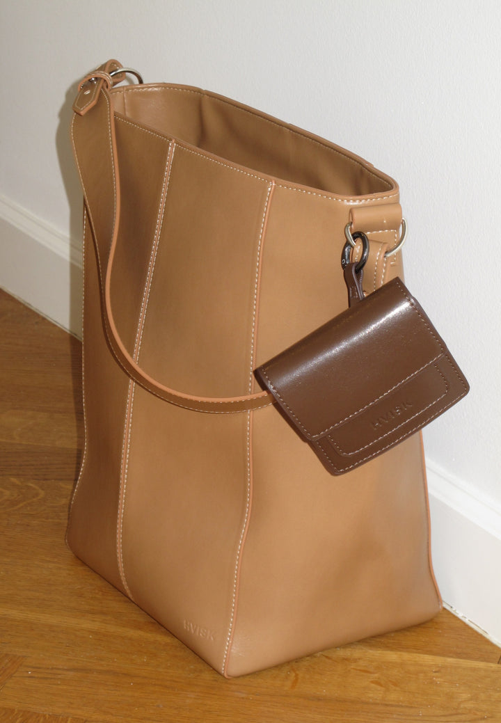 HVISK CAYMAN CHARM Wallet 496 Cocoa