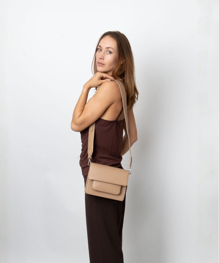HVISK CAYMAN POCKET SOFT STRUCTURE Crossbody 484 Sand Dune